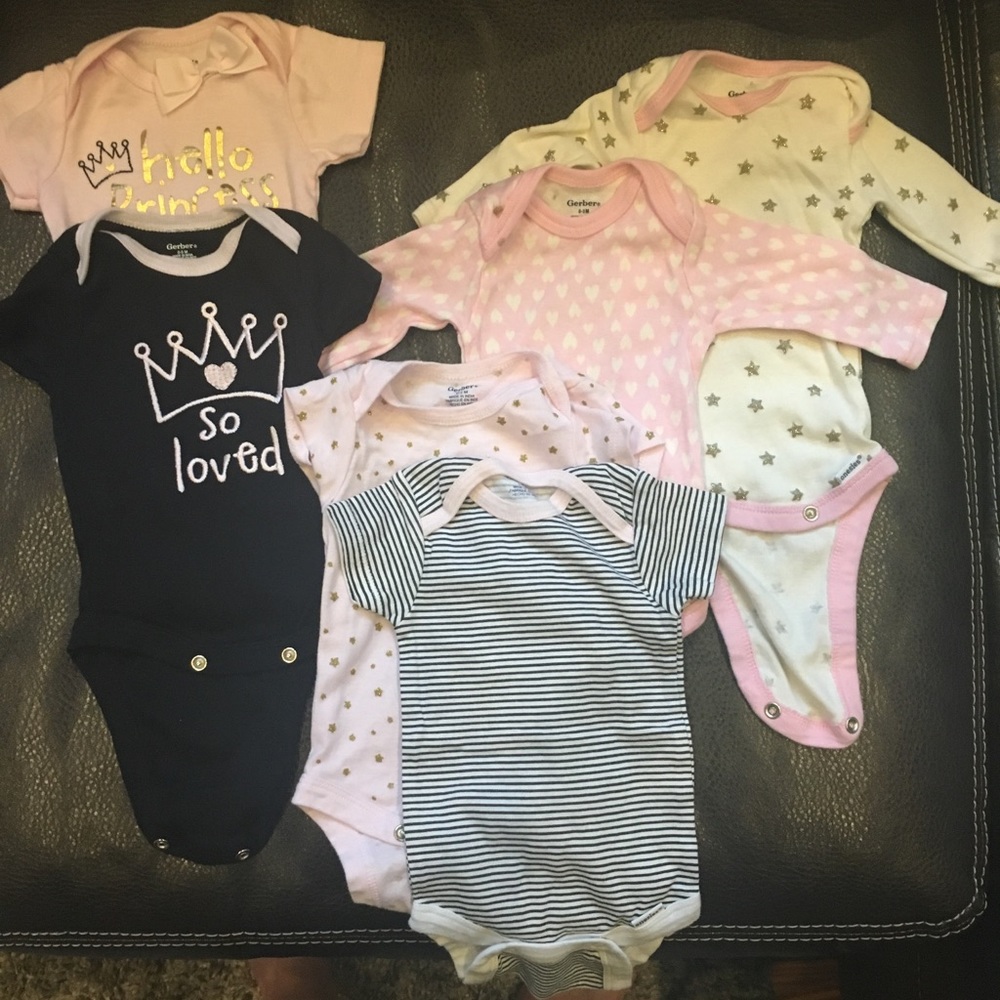 Set of 4 short sleeved onesies and 2 long sleeved